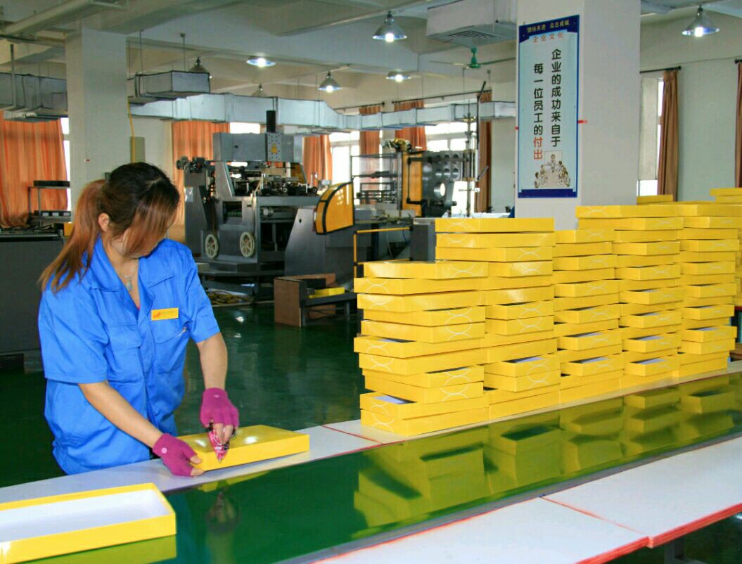 廠內設備齊全，承接印刷品與PVC包裝一站式服務